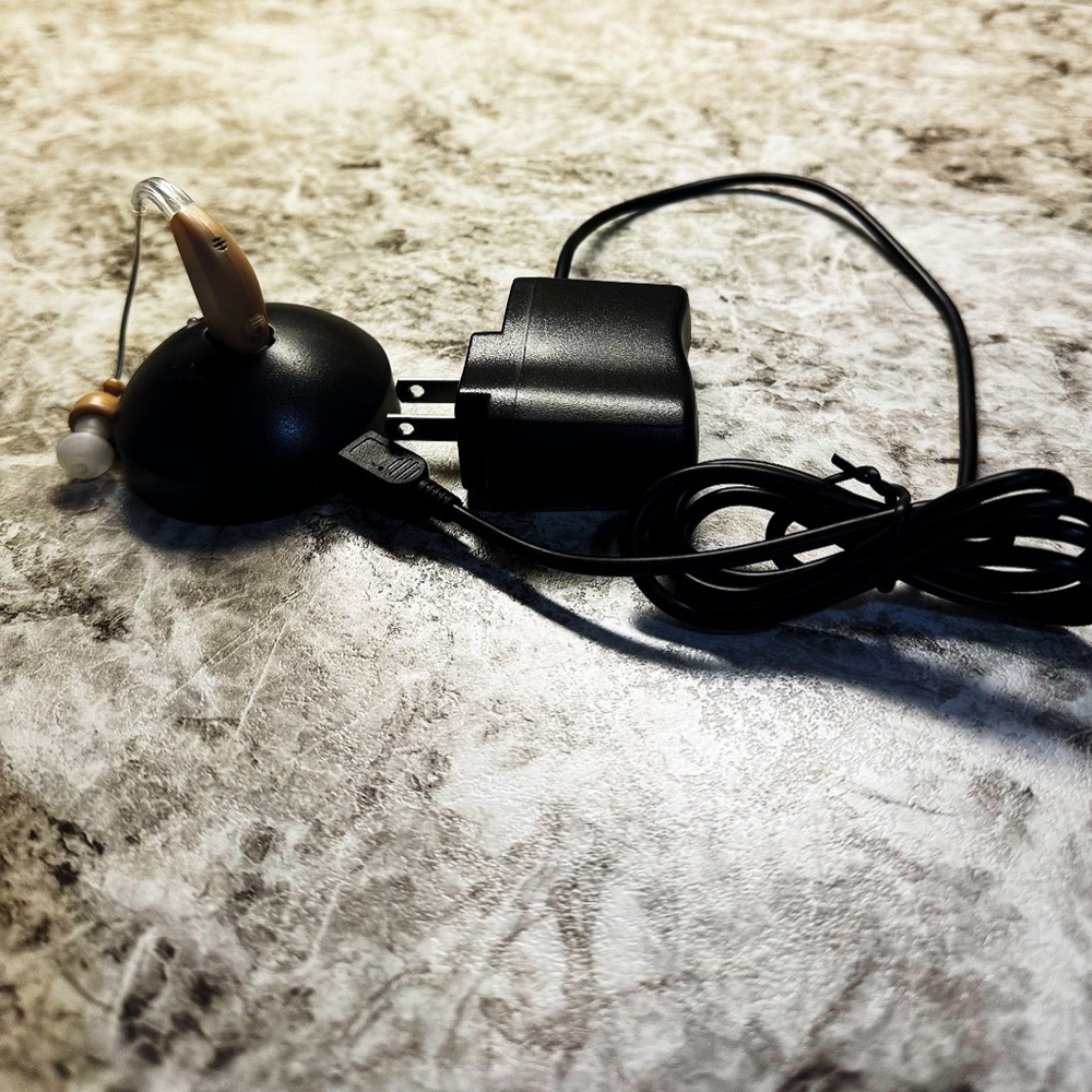 Amplifying hearing device - Picture 2 of 2